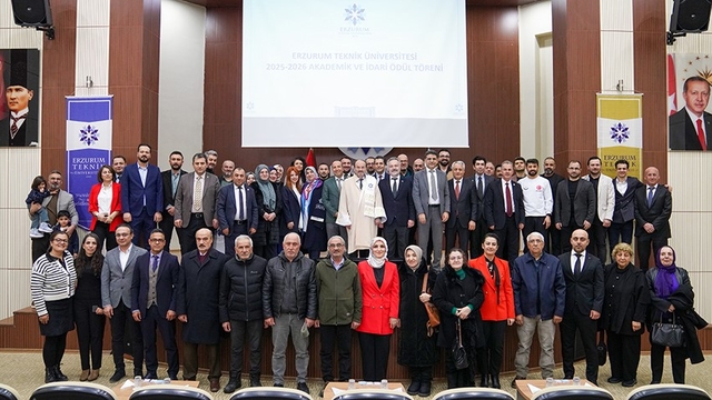 ETÜ'de akademik giysi ve ödül töreni gerçekleştirildi