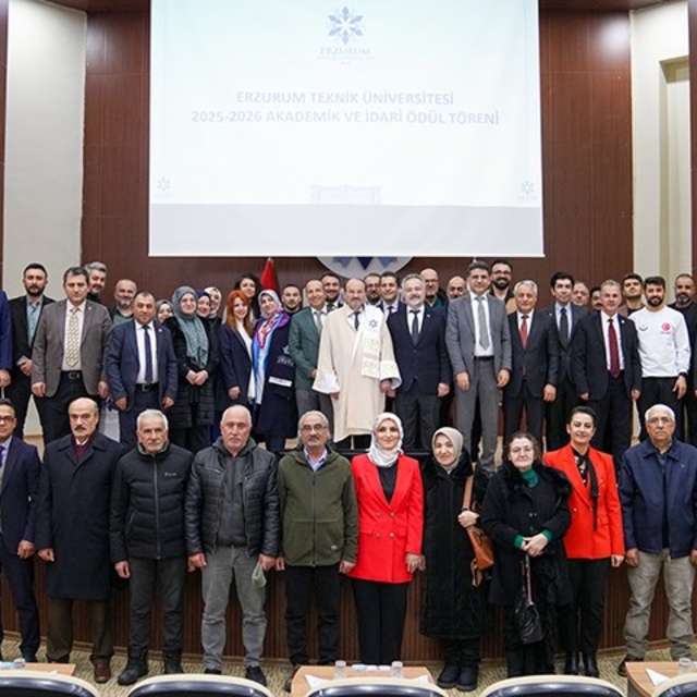 ETÜ'de akademik giysi ve ödül töreni gerçekleştirildi