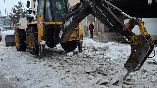 Yollardaki 20 santimlik buz tabakasını iş makinesinin hidrolik kırıcısıyla kırdılar