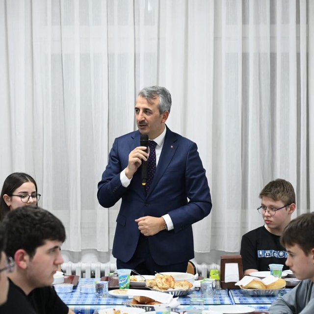 Edirne Valisi Sezer, iftar programında lise öğrencileriyle buluştu