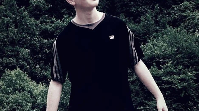 Minibüs, trafik levhası direğine çarptı; sürücü öldü, babası yaralandı