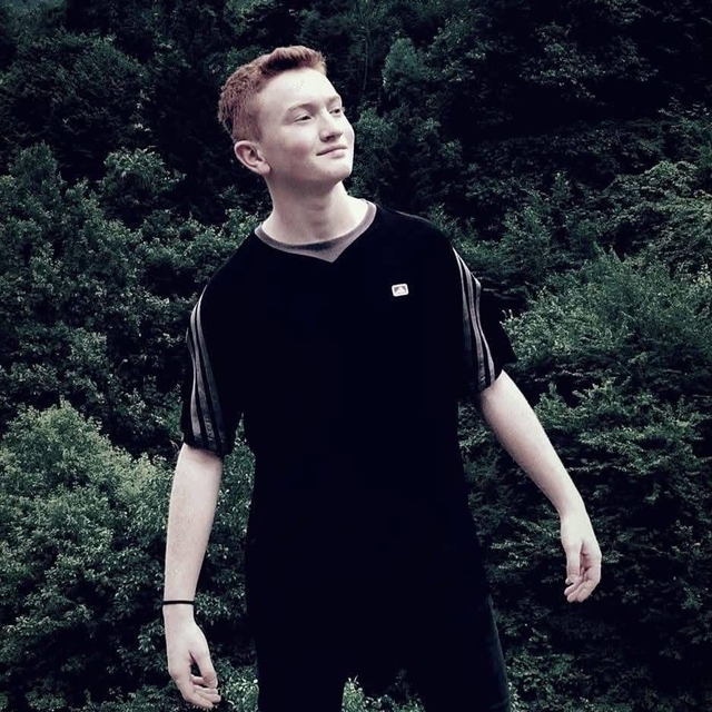 Minibüs, trafik levhası direğine çarptı; sürücü öldü, babası yaralandı