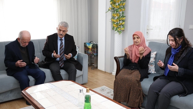 Vali Makas şehit ailelerini yalnız bırakmıyor