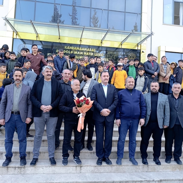 40 yıllık öğretmen duygusal törenle emekliye uğurlandı
Abdullah öğretmen: "...