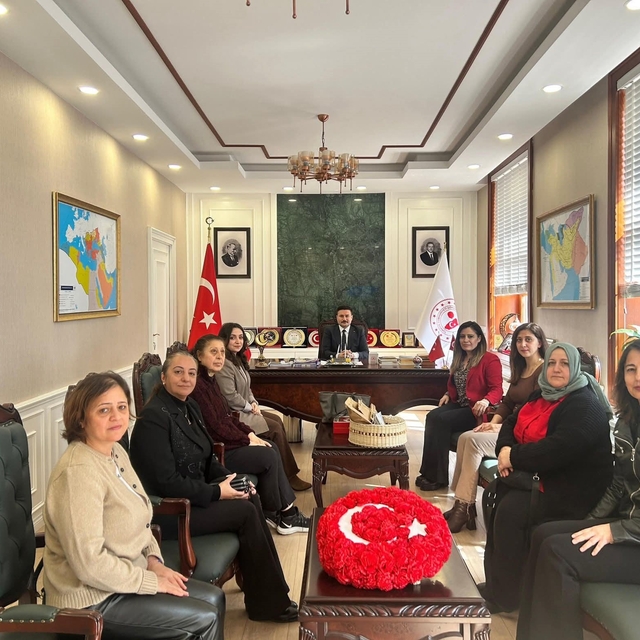 Gökçeadalı kadınlardan Kaymakam Acar'a el emeği hediyesi