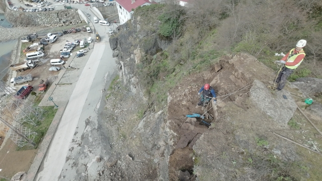 Metrelerce yükseklikte tehlikeli görev
Artvin'in Borçka ilçesinde tehlike arz eden dev kayalar endüstriyel dağcılar tarafından düşürdü