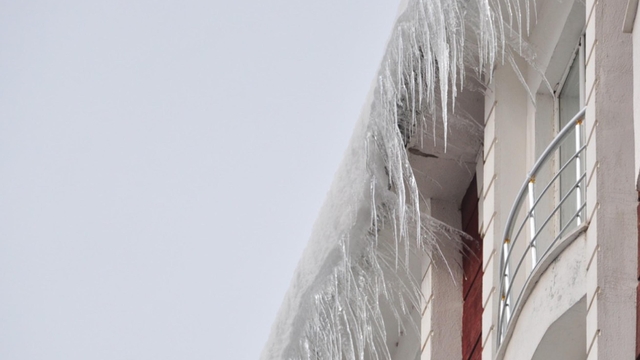 Kars'ta çatılardaki buz sarkıtları tehlike oluşturuyor