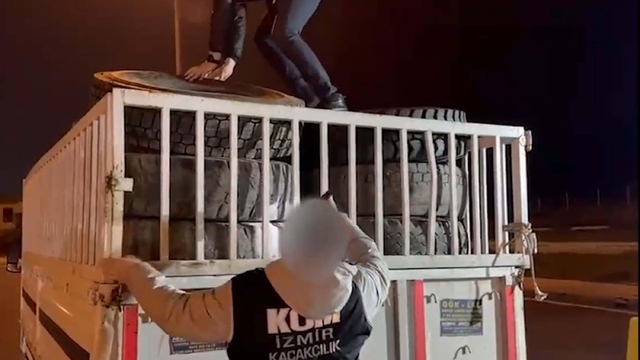 Araç lastiklerine gizlenmiş 8 bin 550 paket kaçak sigara ele geçirildi; 2 tutuklama