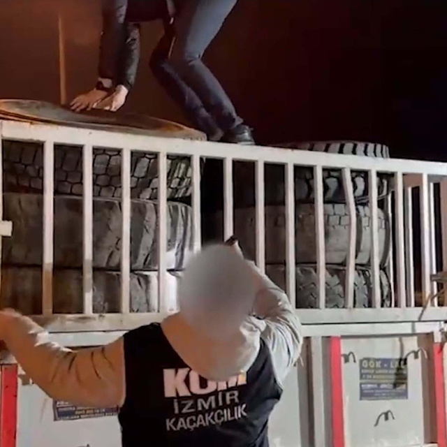 Araç lastiklerine gizlenmiş 8 bin 550 paket kaçak sigara ele geçirildi; 2 t...