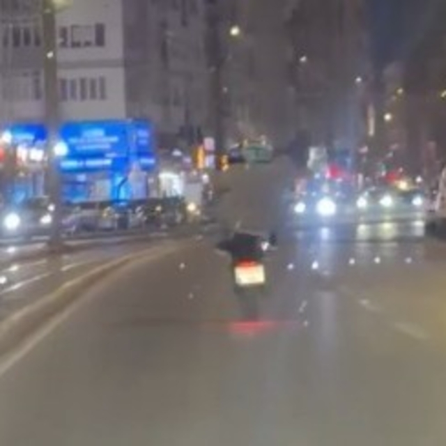 Tek teker kaldıran motosikletli trafiği böyle tehlikeye attı