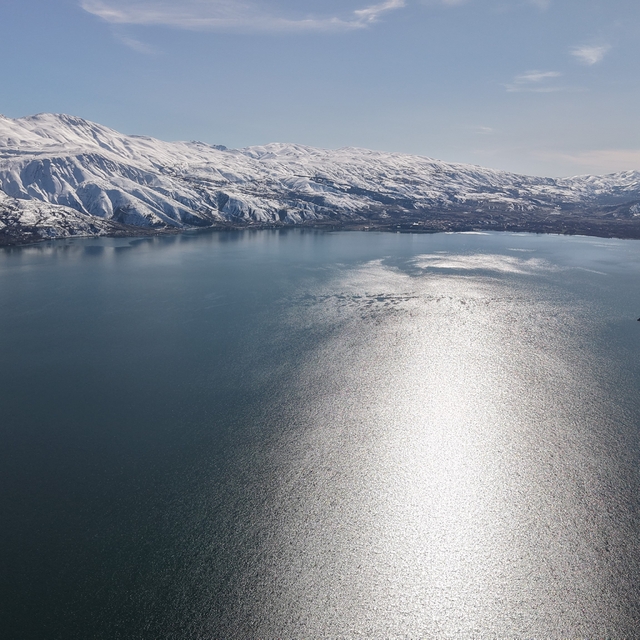 Kar, güneş ve maviliğin buluştuğu Hazar Gölü mest etti