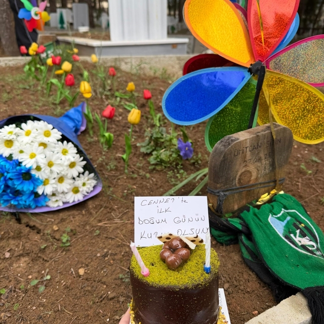 Öldürülen oğlunun doğum gününü mezarı başında kutladı
"Cennette ilk doğum g...