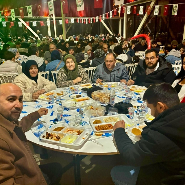 İzmir'de yaşayan Karamancalılar iftar sofrasında buluştu