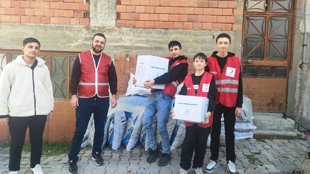 Hisarcık'ta öğrenciler Kızılay'ın yardım kolilerini ihtiyaç sahiplerine ulaştırdı