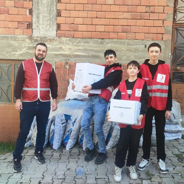 Hisarcık'ta öğrenciler Kızılay'ın yardım kolilerini ihtiyaç sahiplerine ula...