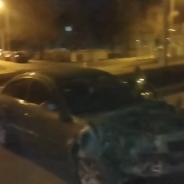 Kontrolden çıkan otomobil ağaca çarparak durabildi
Ön tarafı parçalanan ara...