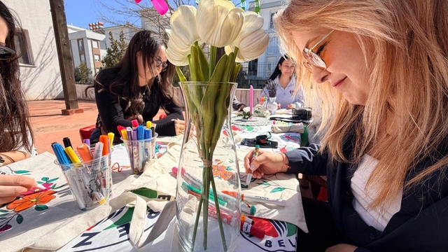 Kepez'de anneler çanta boyadı