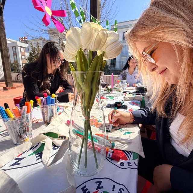 Kepez'de anneler çanta boyadı