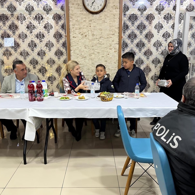 Altıntaş Kaymakamı Yıldırım, çocuklarla iftar programında bir araya geldi