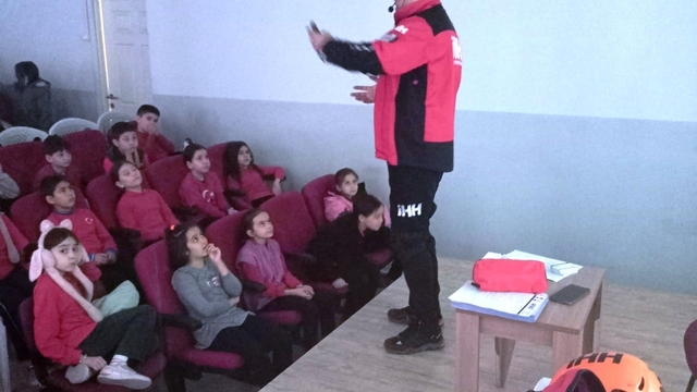 Simav'da öğretmen ve öğrencilere Okul Afet Farkındalık eğitimi verildi