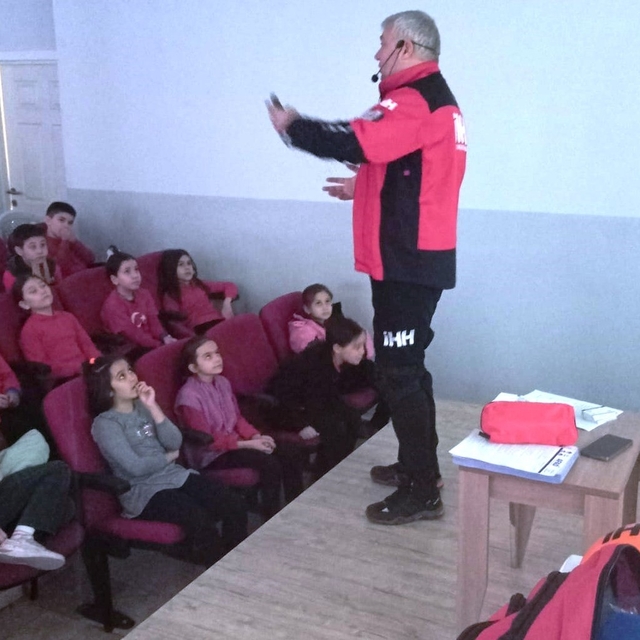 Simav'da öğretmen ve öğrencilere Okul Afet Farkındalık eğitimi verildi