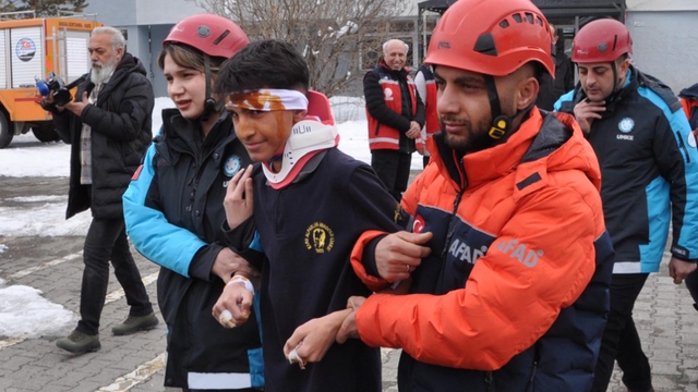 Kars'ta lise öğrencilerine deprem tatbikatı