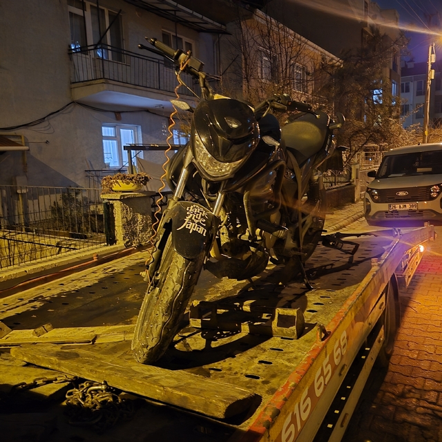 Yarışa katıldı ama polisten kaçamadı
Motosiklet yarışına katılan 17 yaşında...