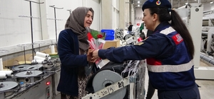 Jandarma 8 Mart Kadınlar Günü dolayısıyla fabrika işçisi kadınları unutmadı