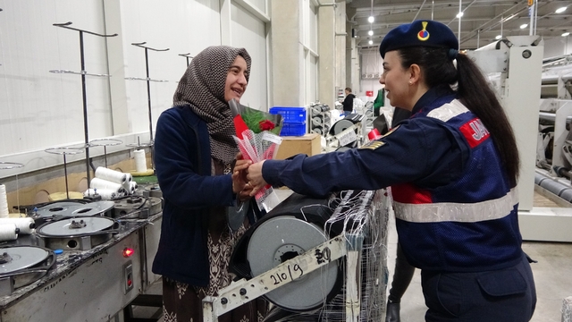 Jandarma 8 Mart Kadınlar Günü dolayısıyla fabrika işçisi kadınları unutmadı