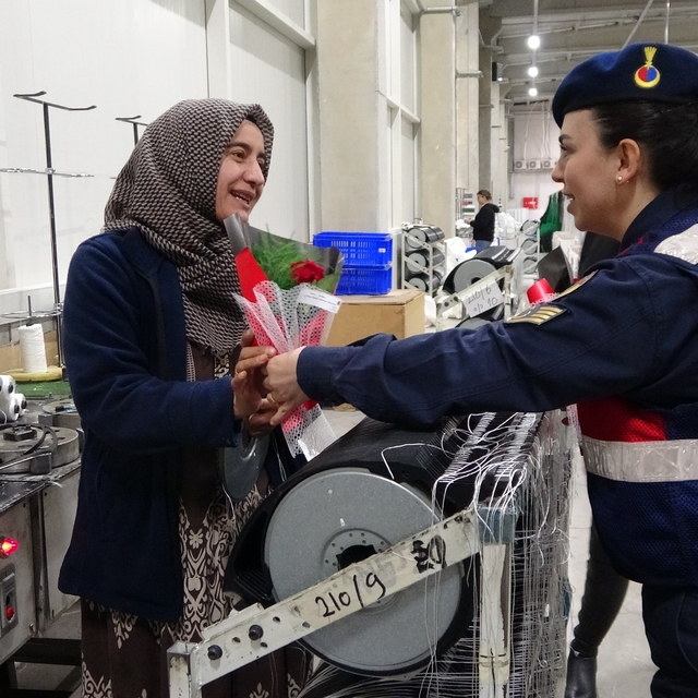 Jandarma 8 Mart Kadınlar Günü dolayısıyla fabrika işçisi kadınları unutmadı