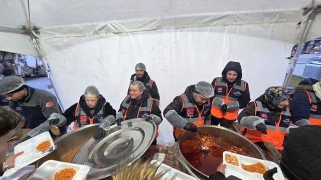 Kütahya AFAD gönüllülerinden iftar çadırında yemek dağıtımı