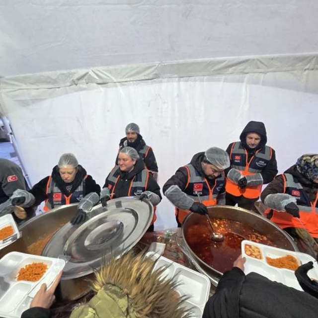 Kütahya AFAD gönüllülerinden iftar çadırında yemek dağıtımı