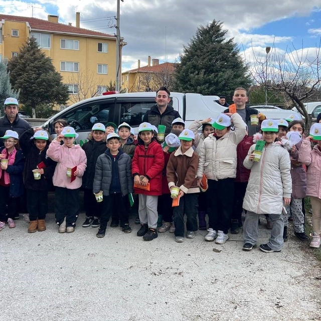 Gediz'de minik eller geleceğe nefes oluyor