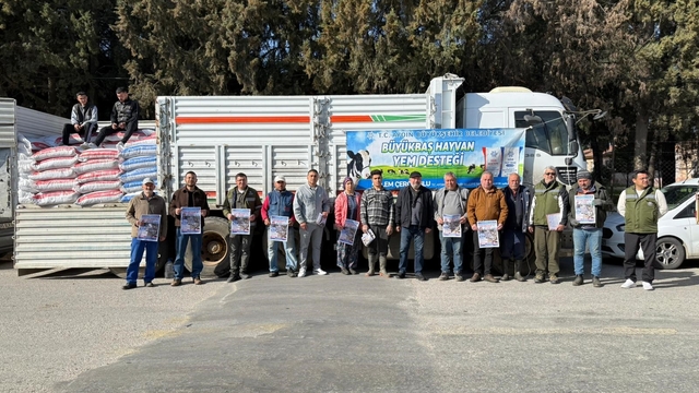 Büyükşehir'in yem desteği Sultanhisar'da üreticilerle buluştu
