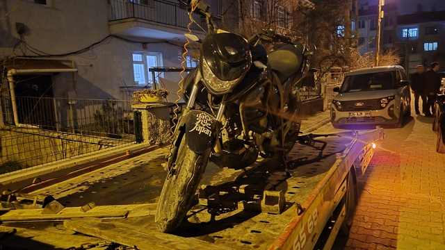Yarışa katıldı ama polisten kaçamadı
Motosiklet yarışına katılan 17 yaşındaki ehliyetsiz sürücü 202 bin 500 TL ceza yedi