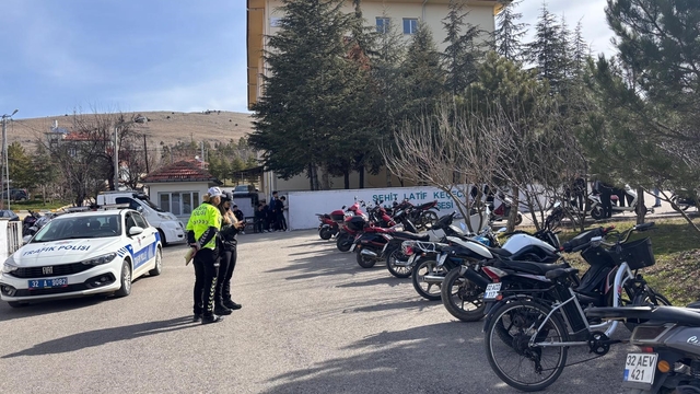 Yalvaç'ta son 1 haftada 311 araç kontrol edildi
112 araca toplam 1 milyon 235 bin 101 lira idari para cezası uygulandı