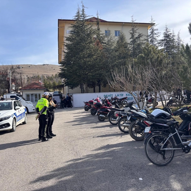 Yalvaç'ta son 1 haftada 311 araç kontrol edildi
112 araca toplam 1 milyon 2...