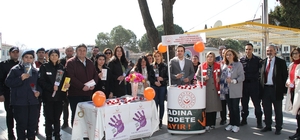 Kadınlara karanfil dağıtıldı, KADES uygulaması tanıtıldı