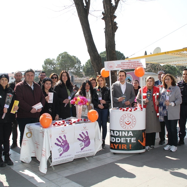 Kadınlara karanfil dağıtıldı, KADES uygulaması tanıtıldı