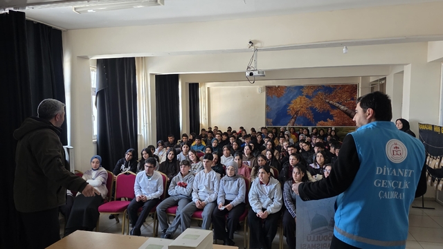 Çaldıran'da gençlik huzura koşuyor: Kitaplar müftülükten gayret gençlerden