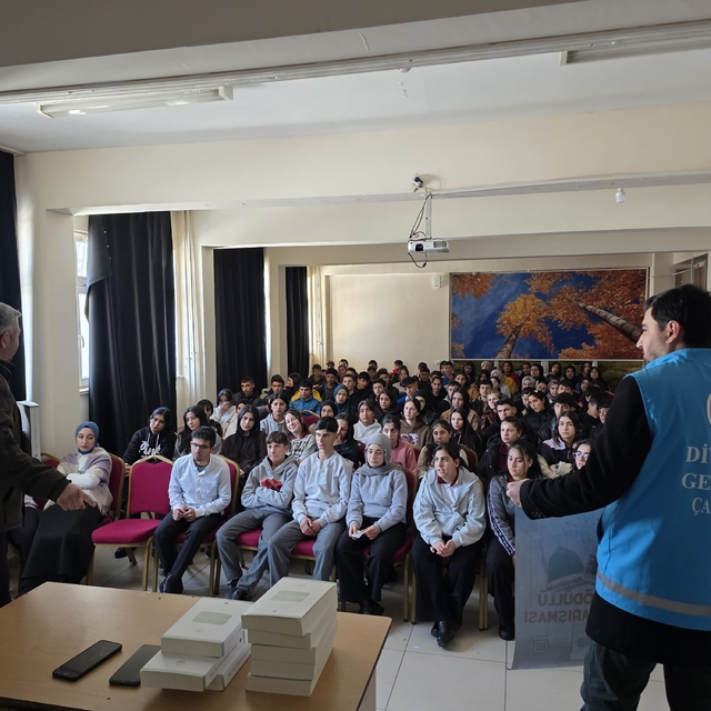 Çaldıran'da gençlik huzura koşuyor: Kitaplar müftülükten gayret gençlerden