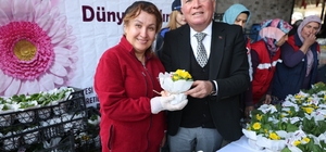 Honaz Tohum Merkezinde yetiştirilen çiçekler kadınlara hediye edildi