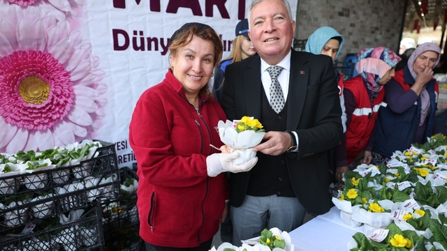 Honaz Tohum Merkezinde yetiştirilen çiçekler kadınlara hediye edildi