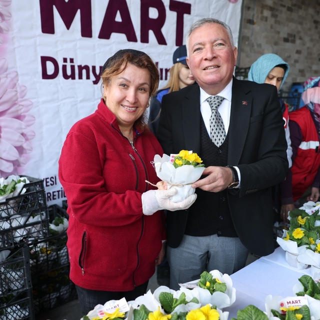 Honaz Tohum Merkezinde yetiştirilen çiçekler kadınlara hediye edildi