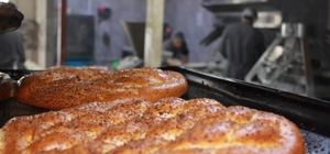 Siirt'te öğrenciler Ramazan'da günlük 7 bin ekmek çıkarıyor