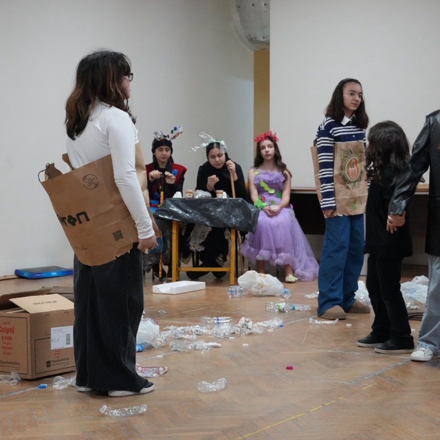 Gençler 'Plastik Rüyalar'la sahneye çıktı izleyenlerden tam not aldı