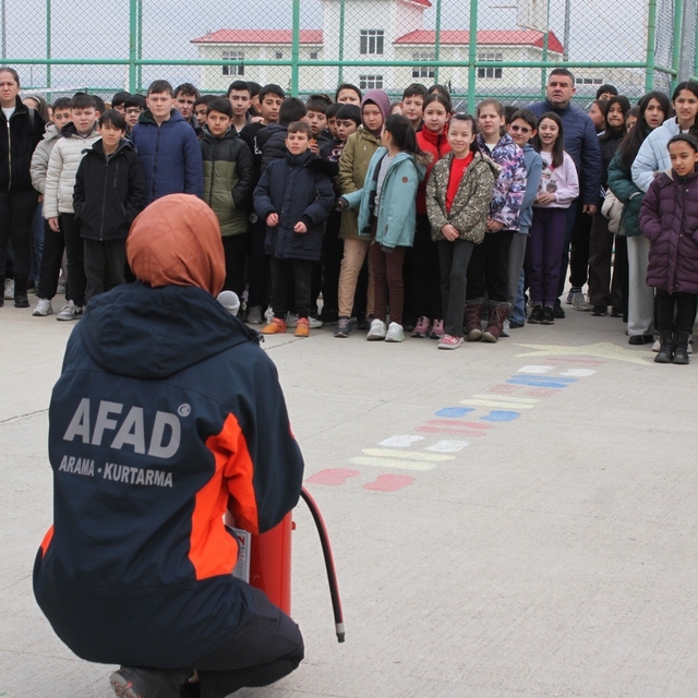 AFAD okullarda eğitimlerine devam ediyor