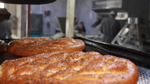 Siirt'te öğrenciler Ramazan'da günlük 7 bin ekmek çıkarıyor