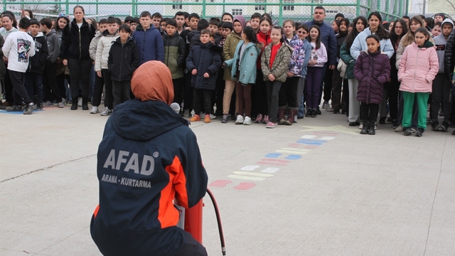 AFAD okullarda eğitimlerine devam ediyor