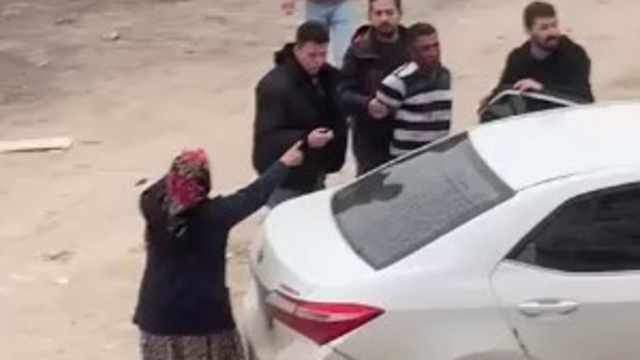 Hükümlüyü yakalamaya giden polise direndiler